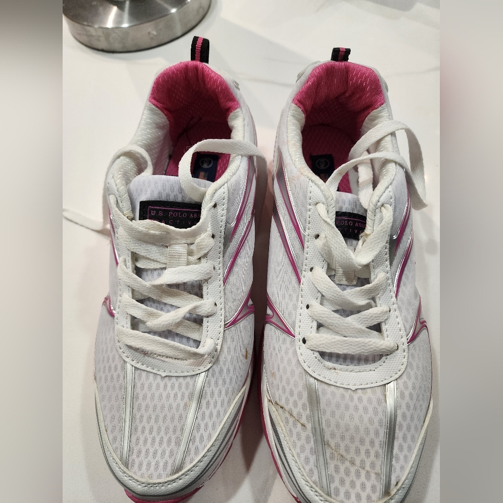 Tennis shoes